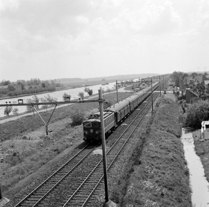 150983 Afbeelding van een electrische locomotief (serie 1100) met rijtuigen van de N.S. ter hoogte van Loenen aan de ...